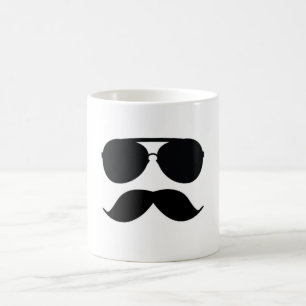La taza de café del hombre del bigote