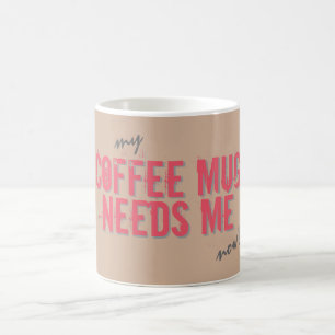 La TAZA de CAFÉ divertida ME NECESITA rosado