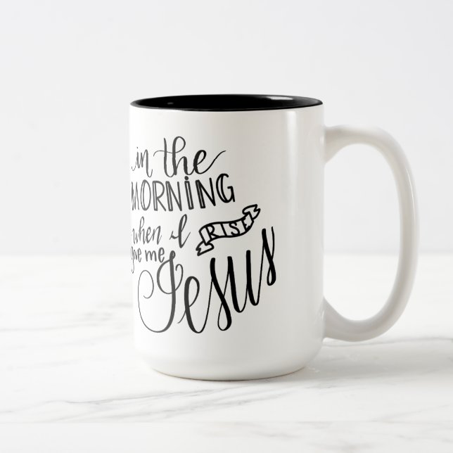 La taza de Handlettered, el decir cristiano, me da (Derecha)