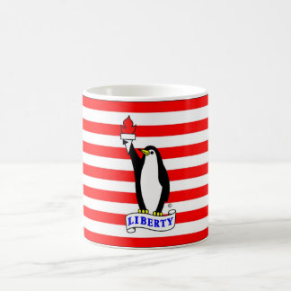 La taza de la bandera del pingüino de la libertad