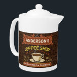 La taza de la cafetería crea su propia tetera de<br><div class="desc">Esta tetera café-temática es perfecta para cualquier persona que corra su propia cafetería o tenga un tema del café en su decoración casera de la cocina. Hecho en marrón retro, el naranja, beige y amarillo, este café express/cappuccino inspiró características del diseño a la taza en un platillo, dos banderas personalizadas...</div>