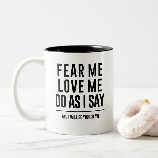 La taza de la cita del laberinto "me teme, me ama (Con donut)