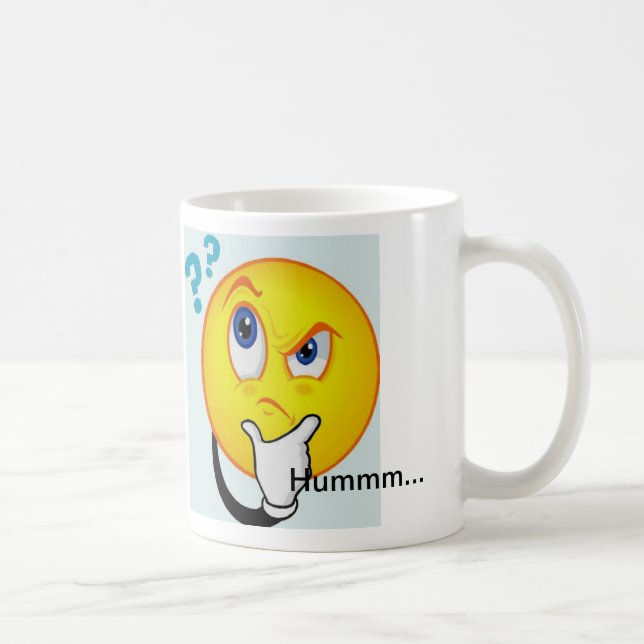 La taza de pensamiento del Emoticon lee Hummm… (Derecha)