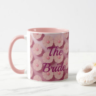 La taza del vino de novia rosado se convierte en u