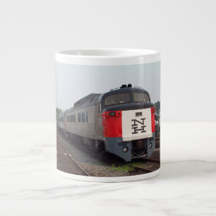 La taza enorme determinada del tren de Rogelio