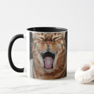 La taza feliz de la foto del gato de Bengala,