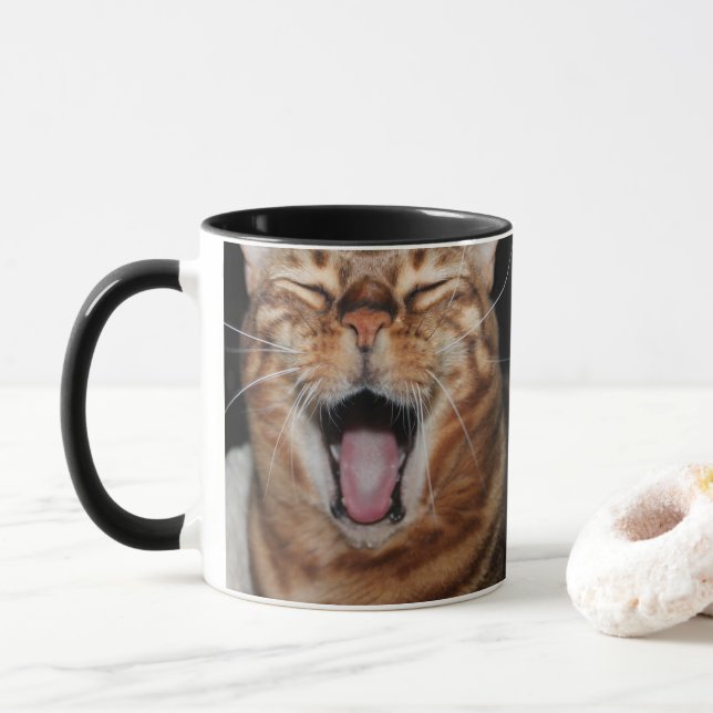 La taza feliz de la foto del gato de Bengala, (Con donut)