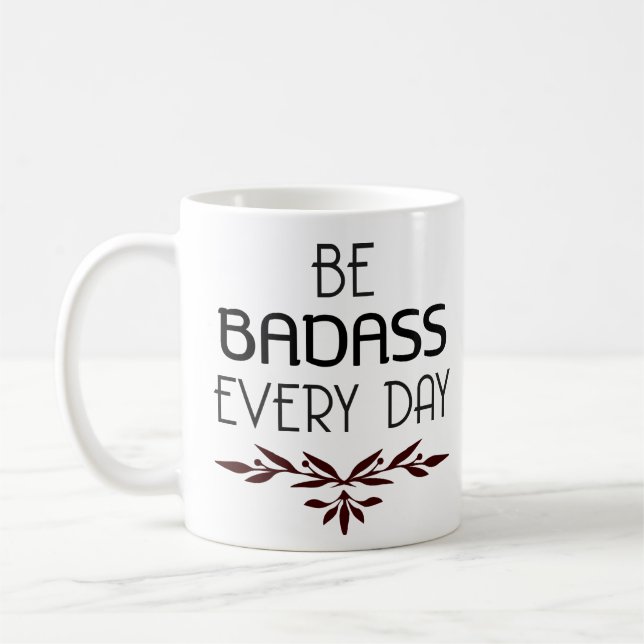 La taza fresca de Badass sea Badass cada día (Izquierda)