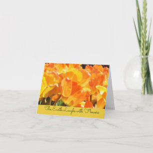 La tierra de los tulipanes naranja y amarillo se r