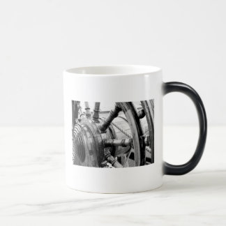 La tolva de la tolerancia envía la taza de café