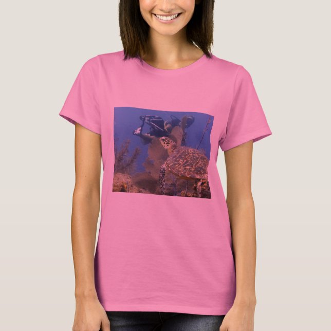 La tortuga encuentra la camiseta del buceador (Anverso)
