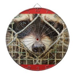 la triste mirada de un mapache detrás del tablero 