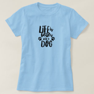 La vida es mejor con la camiseta básica de una muj