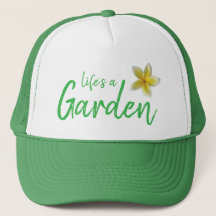 La vida es un jardín sombrero verde con plumeria a