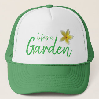 La vida es un jardín sombrero verde con plumeria a
