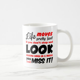 La vida mueve la taza rápida bonita de la cita