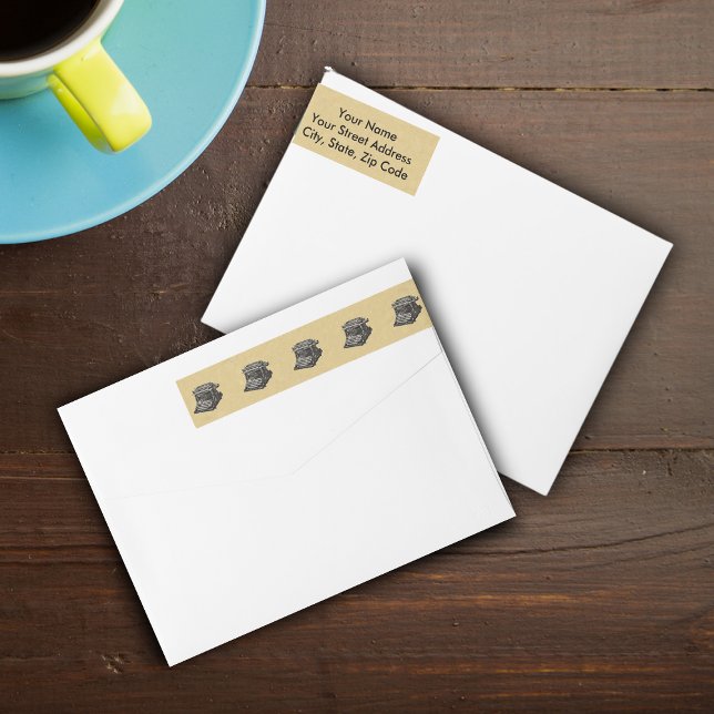 La vieja máquina de escribir de Ilustracion blanco (Row of vintage black and white manual old typewriters on tan wrap around return address labels.)