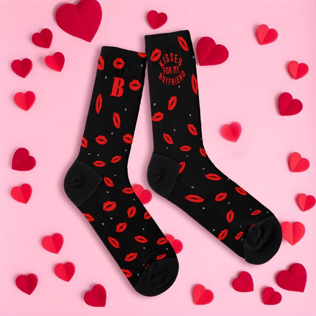 Labial rojo para novio Calcetines negros (Kisses for your boyfriend (or girlfriend) Just add your initial to these cute lipstick kisses socks)
