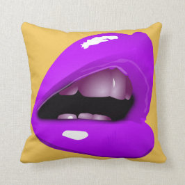 Labios de mujer en almohada púrpura