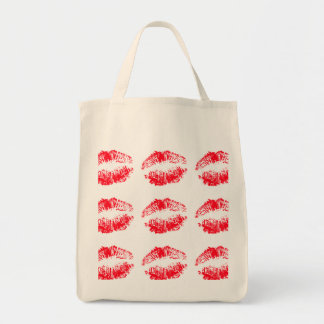 Labios rojos que besan la bolsa de asas