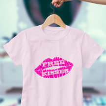 Labios rosados besan camiseta de besos libres