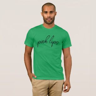 labios rosados, camiseta de color verde de camisa 
