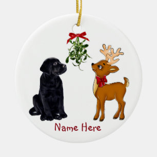 Laboratorio negro y adorno navideño de renos