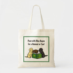 Labrador cachorra leyendo la bolsa del libro
