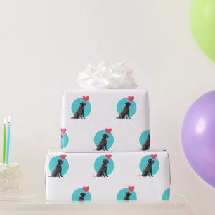 Labrador negro con papel de envolver globos cardía