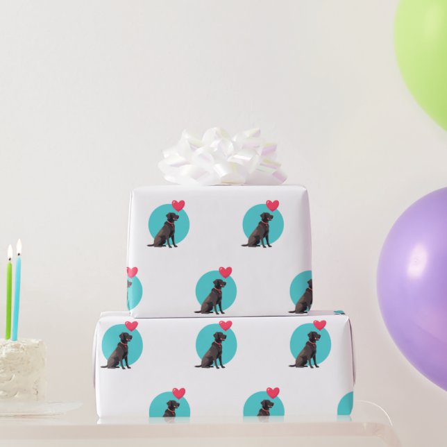 Labrador negro con papel de envolver globos cardía (Regalos de fiesta)