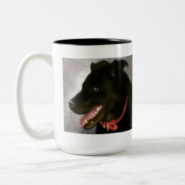 Labrador negro dos entonó la taza