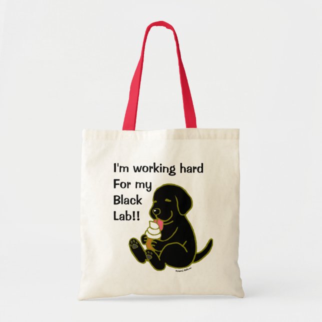 Labrador negro que lame la bolsa de asas del (Frente)
