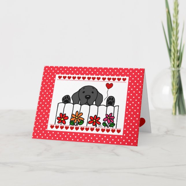 Labrador negro viendo la tarjeta de San Valentín (Anverso)