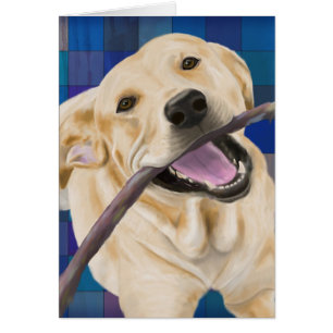 Labrador rubio que sonríe con la alegría,