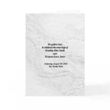 Lace blanco y plateado y perlas en el programa sat