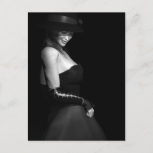 Lady con postal negra