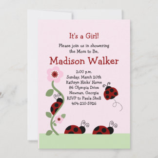 Ladybugs rojos y negros sobre la invitación a la d