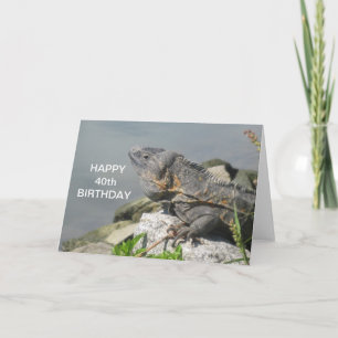 Lagarto en una tarjeta del feliz cumpleaños de la