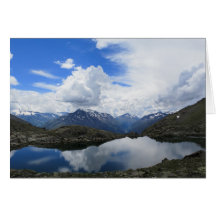 Lago alpino y nubes