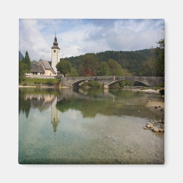 Lago Bohinj con iglesia en el imán de Eslovenia (Frente)