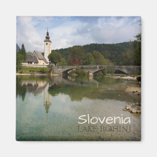 Lago Bohinj con iglesia en Eslovenia imán de texto