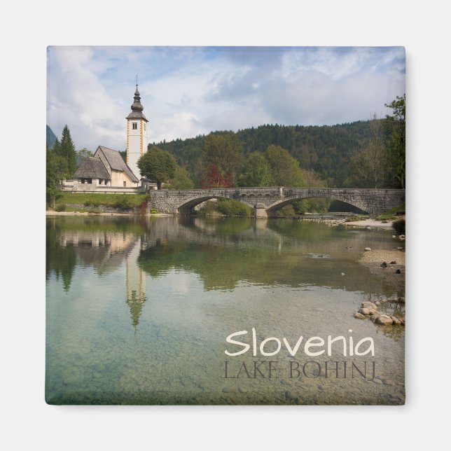 Lago Bohinj con iglesia en Eslovenia imán de texto (Frente)