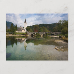 Lago Bohinj con iglesia en postal de Eslovenia