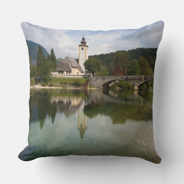 Lago Bohinj con la iglesia en almohada de tiro de (Anverso)