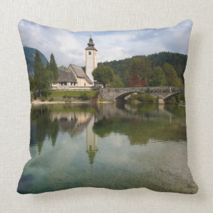Lago Bohinj con la iglesia en almohada de tiro de