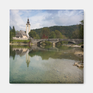 Lago Bohinj con la iglesia en el imán de Esloveni