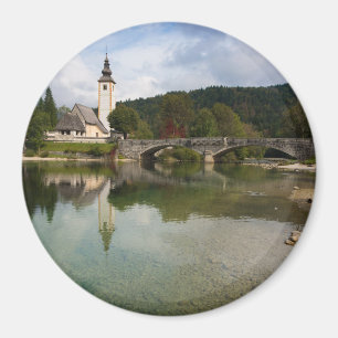 Lago Bohinj con la iglesia en el imán redondo de