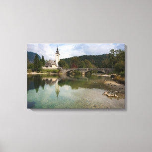 Lago Bohinj con la iglesia en la impresión de la