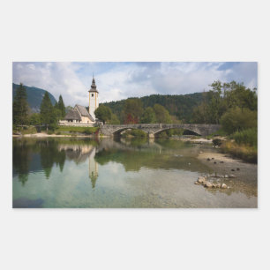 Lago Bohinj e iglesia, pegatina rectangular de Esl