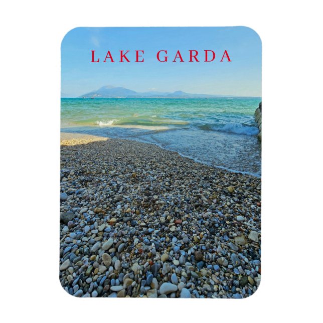 Lago de Garda pebble playa vista imán de nevera (Vertical)